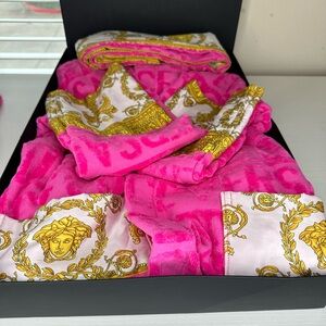 Versace
Barocco Wrap Robe short
Fuchsia
Large